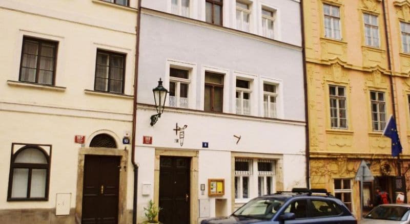 THE GOLDEN HORSE HOUSE
