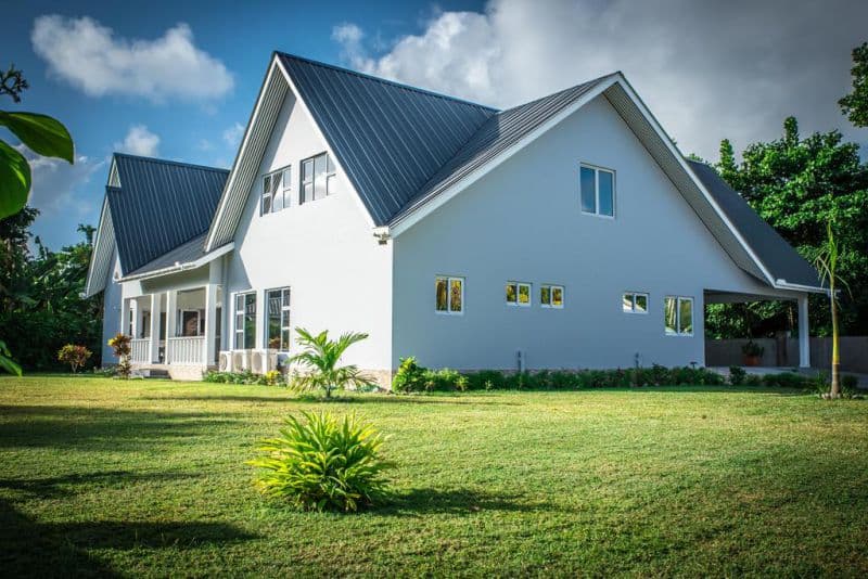 ISLAND CHARM OF PRASLIN