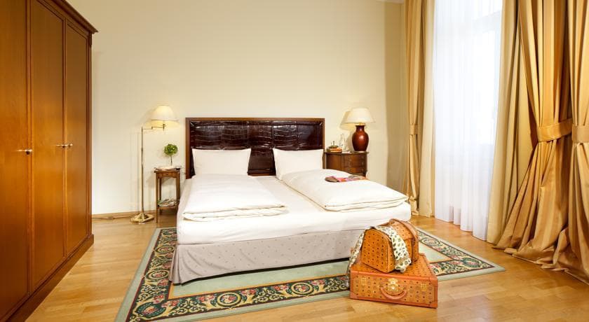 LOUISAS PLACE
