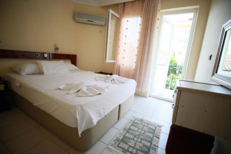 CALIFORNIA APART HOTEL