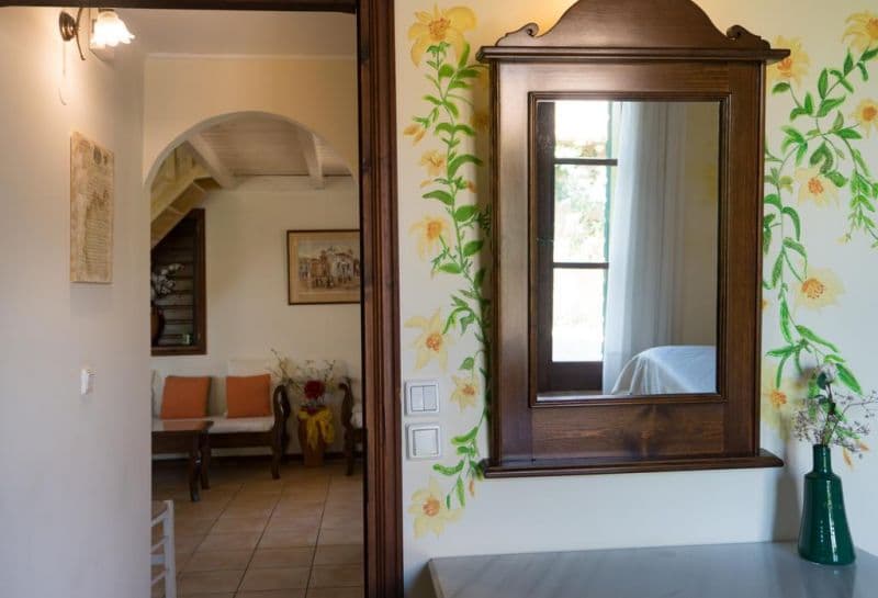 TRADITIONAL VILLA THERIANOS